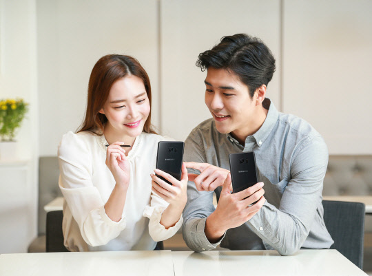 삼성전자 모델이 갤럭시노트7 블랙 오닉스 색상